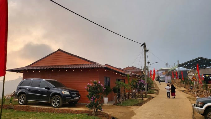 Lang du lich cong dong Tu Tho. Anh: Thanh Tuan 