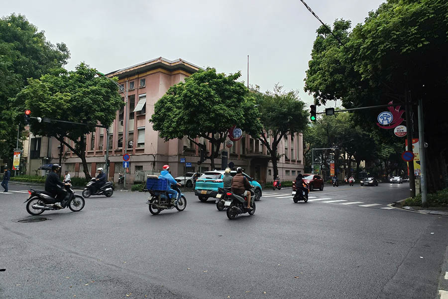 Den tin hieu giao thong o nhieu nut giao tam thoi bo dem giay. Anh: The Ky