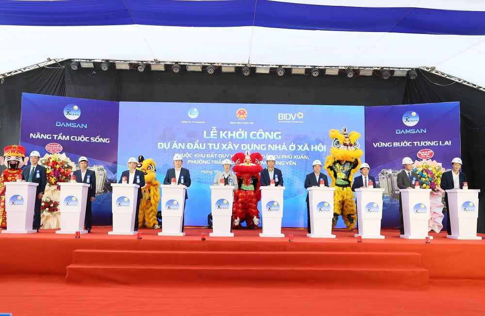 Leaders and delegates pressed the project's start button. Photo: Hung Yen Provincial Portal