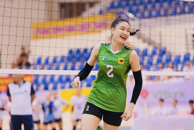 배구 선수 Dang Thi Kim Thanh은 Nguyen Tuan Kiet 감독으로부터 칭찬을 받고 있습니다. 사진: VFV