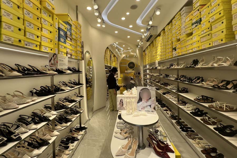 Tienda de venta de calzado sancionada por la fuerza QLTT de Hanoi. Foto: Thu Trang