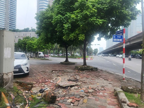 Nguy hiểm rình rập từ những vỉa hè bong tróc, sụt lún sau mưa bão. Ảnh: Minh Hạnh 