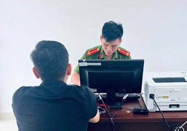 La policia de la provincia de Dong Nai trabaja con una persona que tiene el acto de proporcionar informacion que insulta el honor personal. Foto: Policia de la provincia de Dong Nai