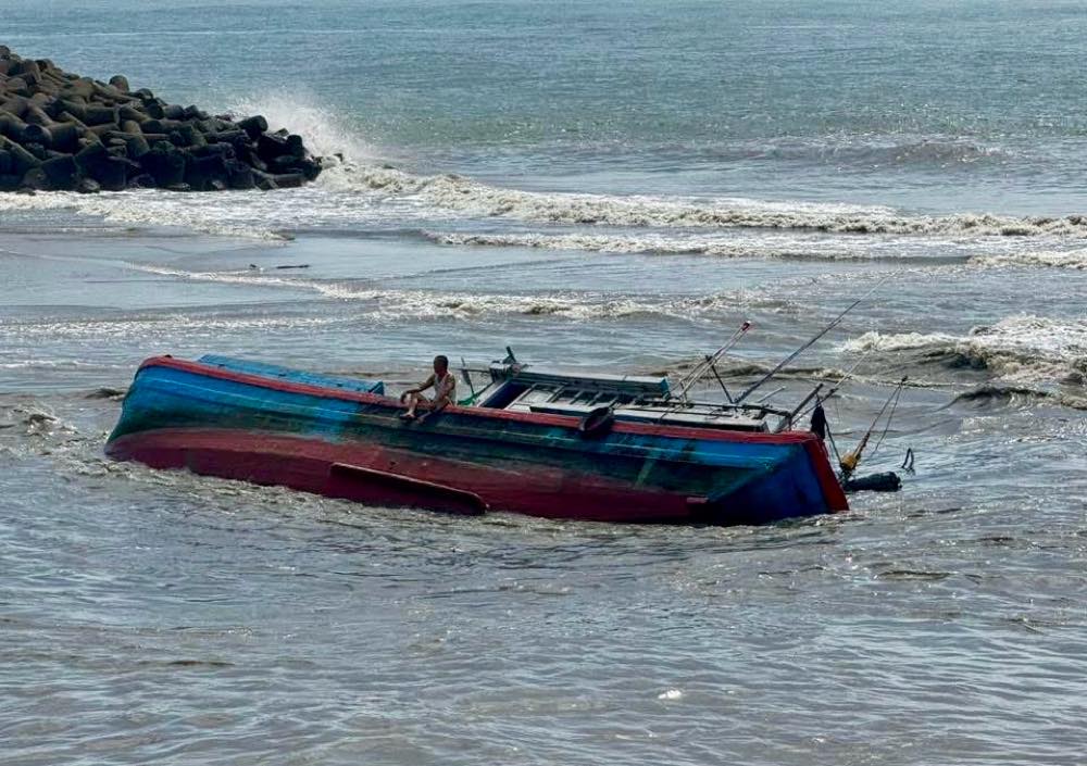 Mot tau ca bi chim o cua bien La Gi, sang 8.11. Anh: Hac Long