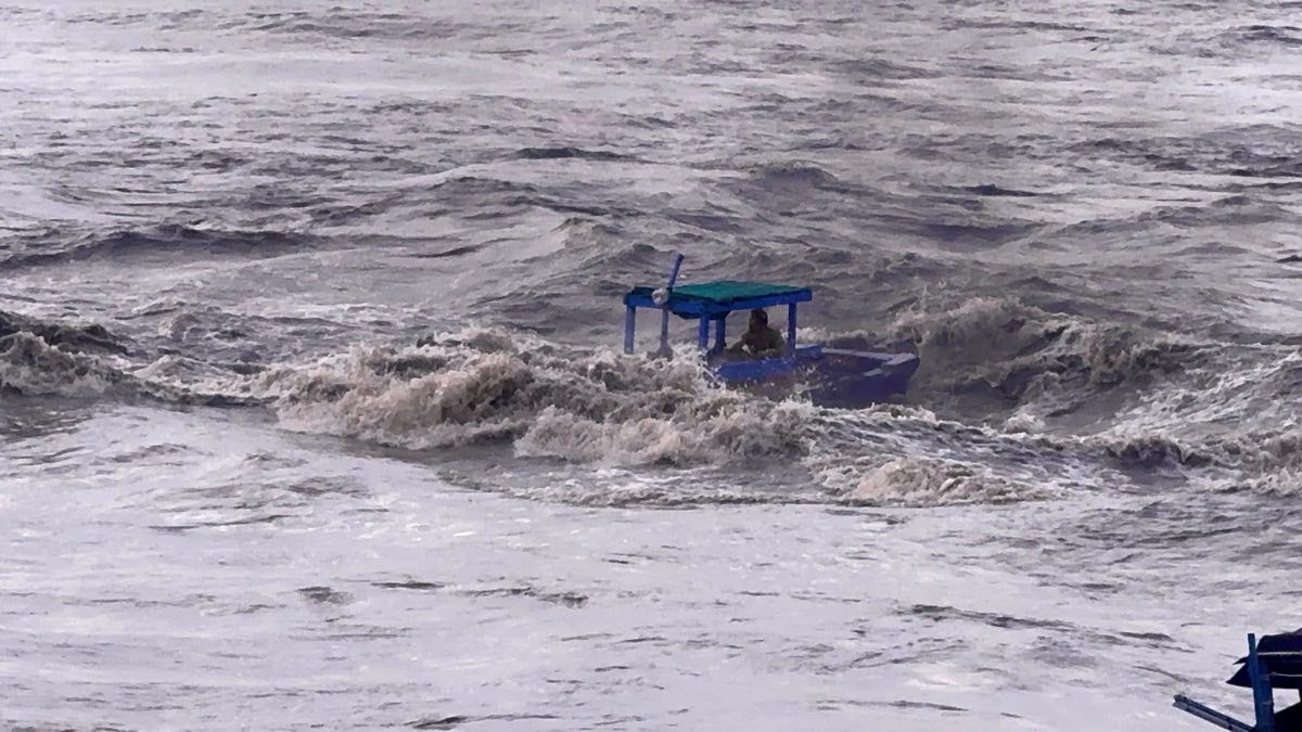 Song to nhan chim tau ca o cua bien La Gi. Anh: Hac Long