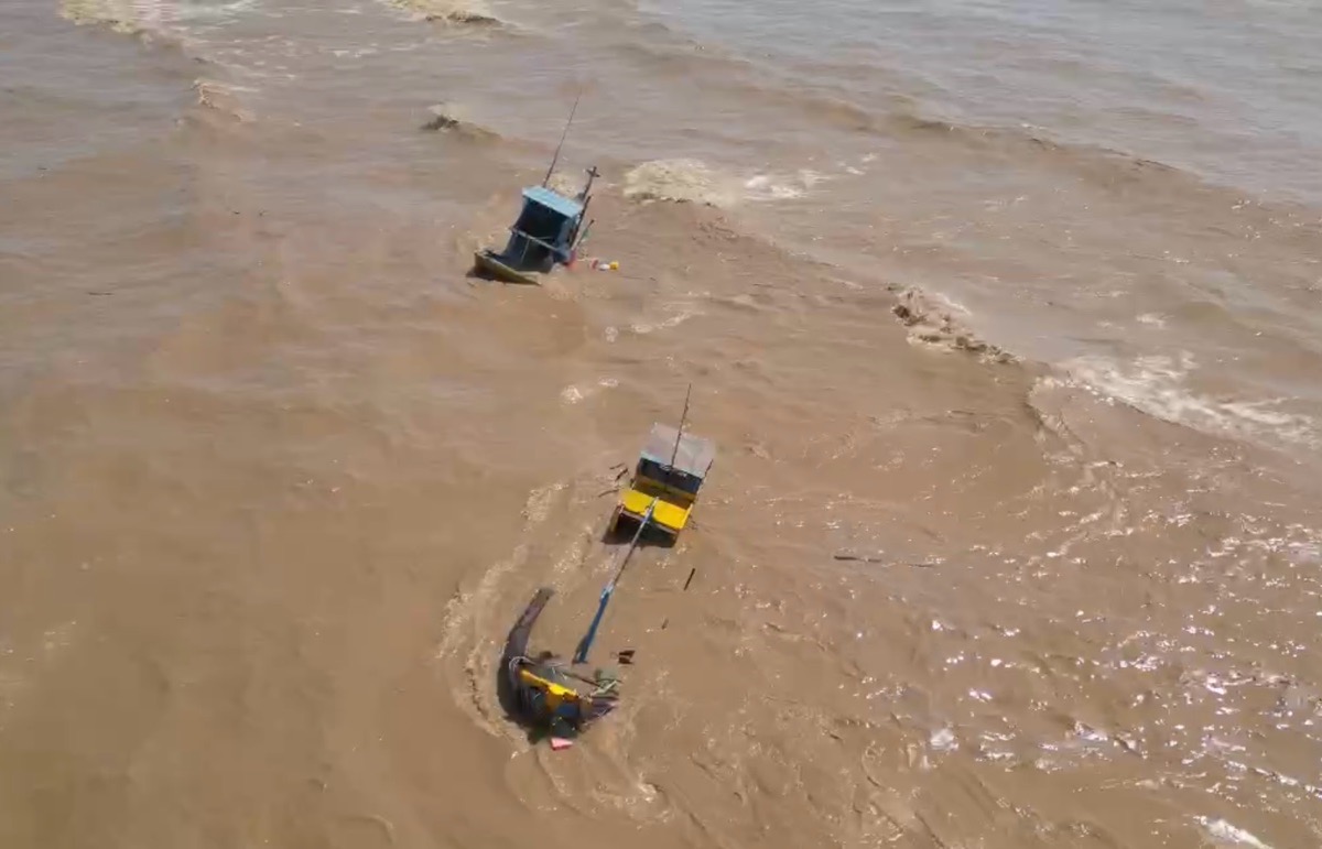 2 tau ca bi chim o cua cang Phan Ri. Anh: Duy Tuan 