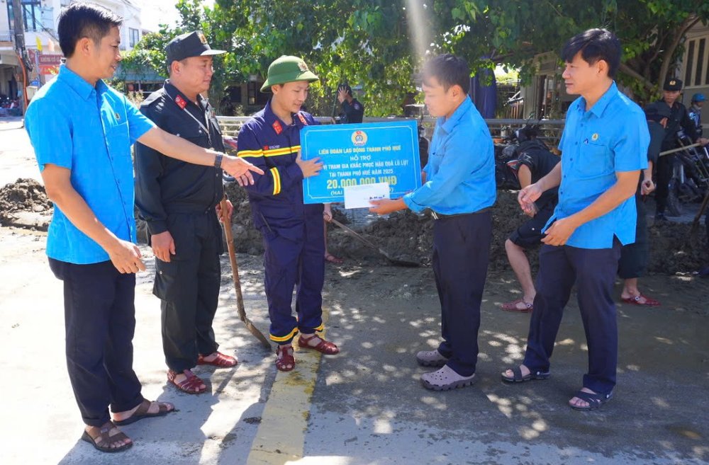노동조합은 후에에서 홍수 후 청소를 위해 노력하는 경찰력을 지원합니다. 사진: Q. 안
