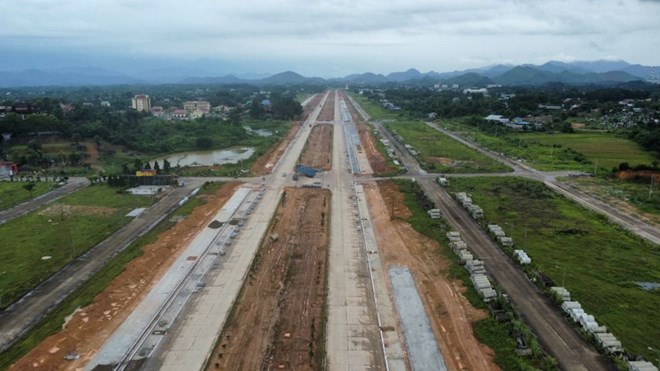 49 parcelas de tierra a ambos lados de la carretera turistica Song Cong - Nui Coc estan a punto de ser subastadas. Foto: Dang Vu