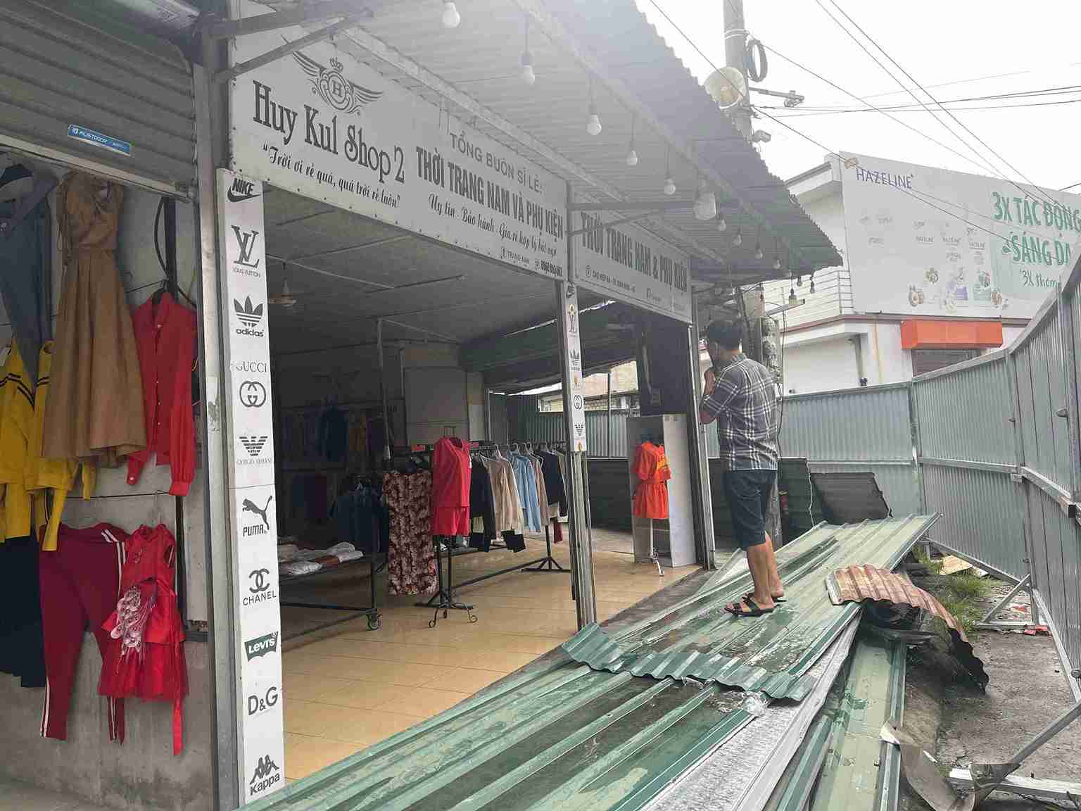 시장의 많은 키오스크가 철조망으로 둘러싸여 있고 상품과 차량이 내부에 '갇혀' 있습니다. 사진: Mai Huong