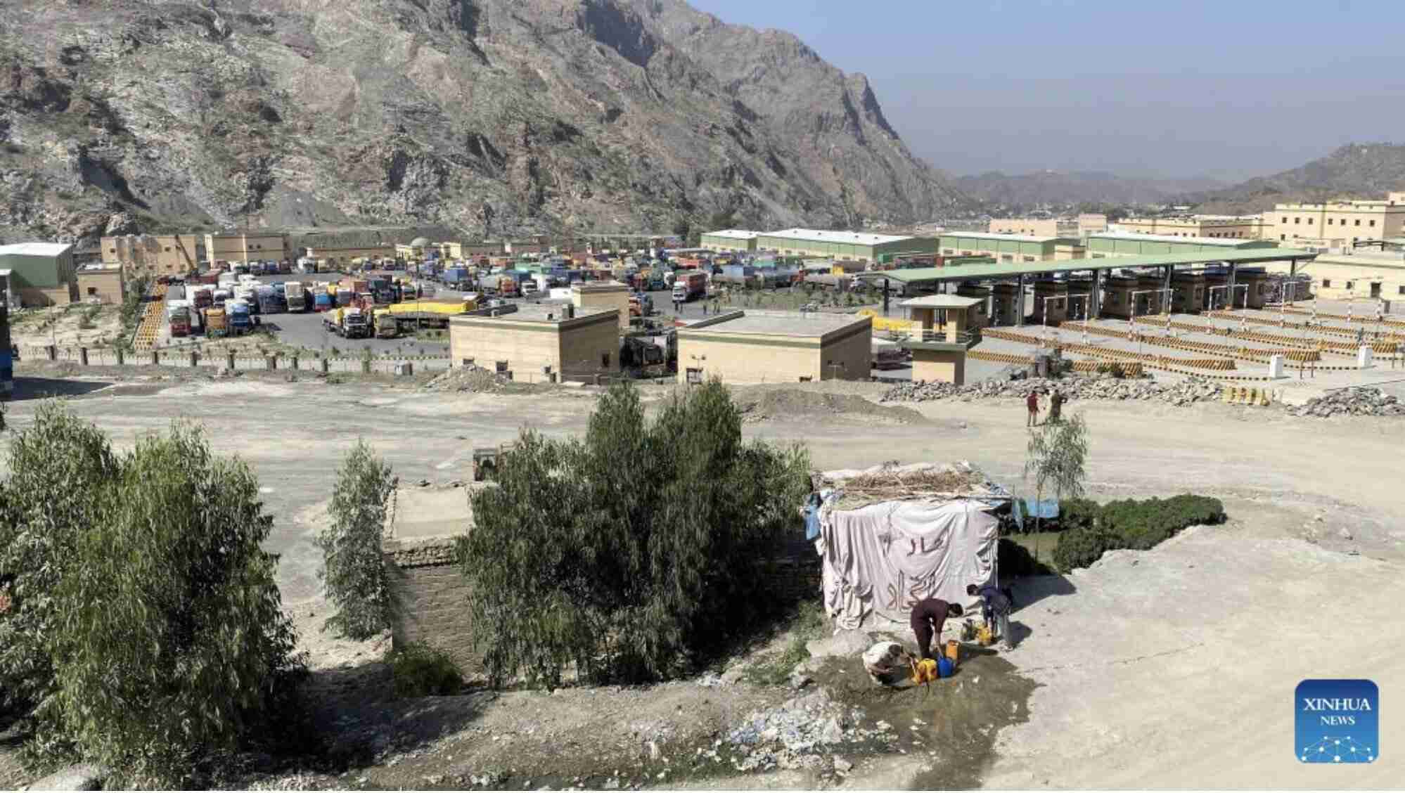 Trucks stranded at the Torkham border between Pakistan and Afghanistan, during a cross-border clash in northwest Pakistan, on October 13, 2025. Peace talks between Afghanistan and Pakistan have broken, although a ceasefire between the two sides has been maintained. Photo: Xinhua