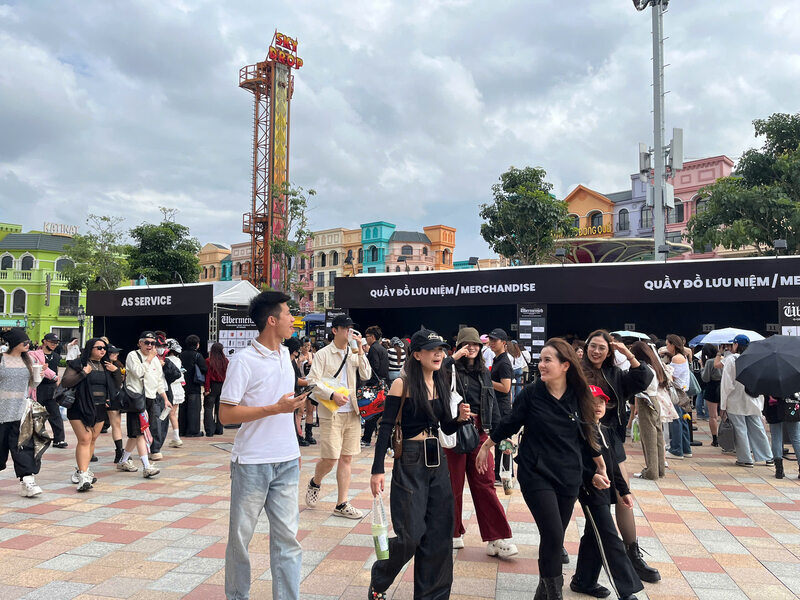 Nhieu fan ham mo trong nuoc va quoc te da den tu sang som de check-in va don cho dem dien cua G-Dragon. Ảnh: Tuong Vy