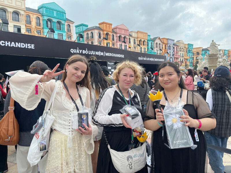 Binazir Issenova cung nhung nguoi ban da chi gan 80 trieu dong cho concert G-Dragon tai Viet Nam. Ảnh: Tuong Vy