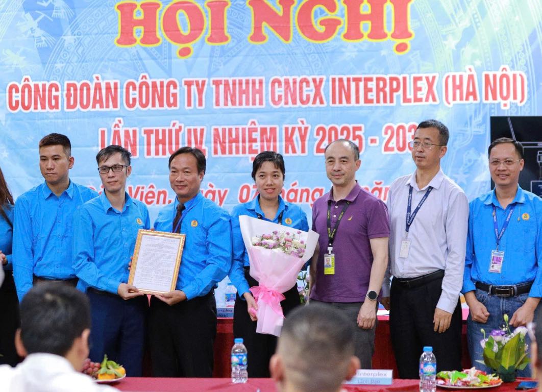 Representative of the Bac Ninh Provincial Labor Federation presented the Decision to recognize the Executive Committee of the Trade Union of Interplex Hanoi Precision Technology Company Limited. Photo: Tuyet Nhung