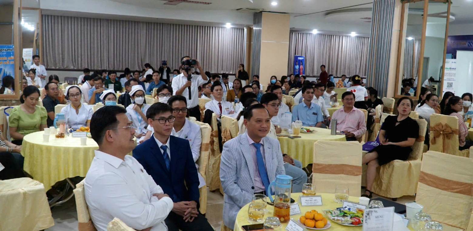 Cac dai bieu tham gia hoi thao lien quan den chan doan, dieu tri benh gan tai hoi thao. Anh: Nhat Ho