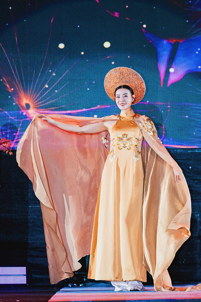 Dien vien Thanh Huong trinh dien ao dai cua Hoa hau Ngoc Han thiet ke. Anh: Nhan vat cung cap