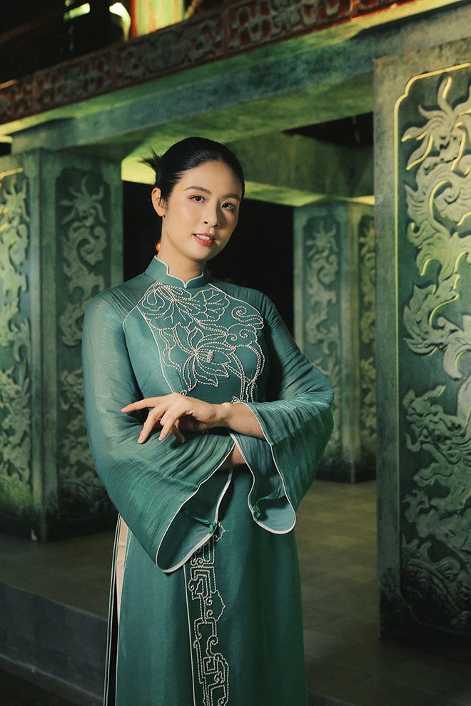 Hoa hau Ngoc Han som lay lai voc dang, dien ao dai thanh thoat. Anh: Nhan vat cung cap