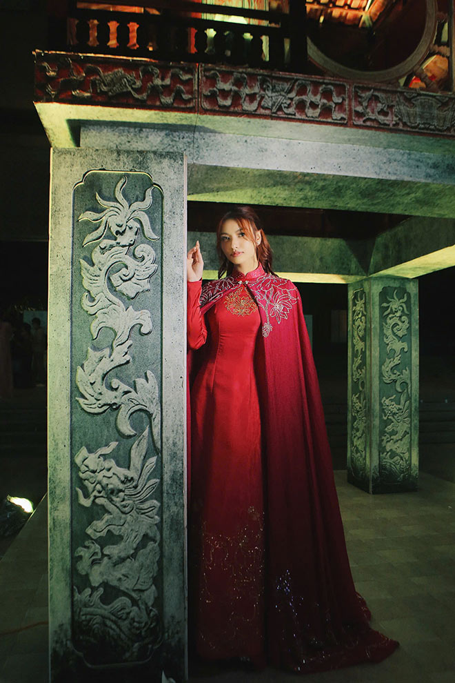 Nguoi mau Hong Que trong mot thiet ke ao dai cua Ngoc Han. Anh: Nhan vat cung cap
