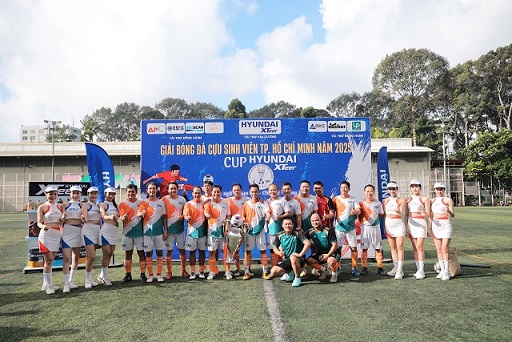 L'equipe des anciens etudiants de l'Universite d'economie de Ho Chi Minh-Ville remporte le championnat. Photo : Dinh Thao