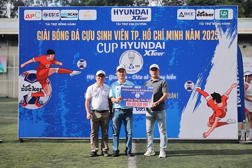 Giai bong da cuu sinh vien ung ho 100 trieu dong cho dong bao vung lu tai mien Trung thoi gian qua. Anh: D.T