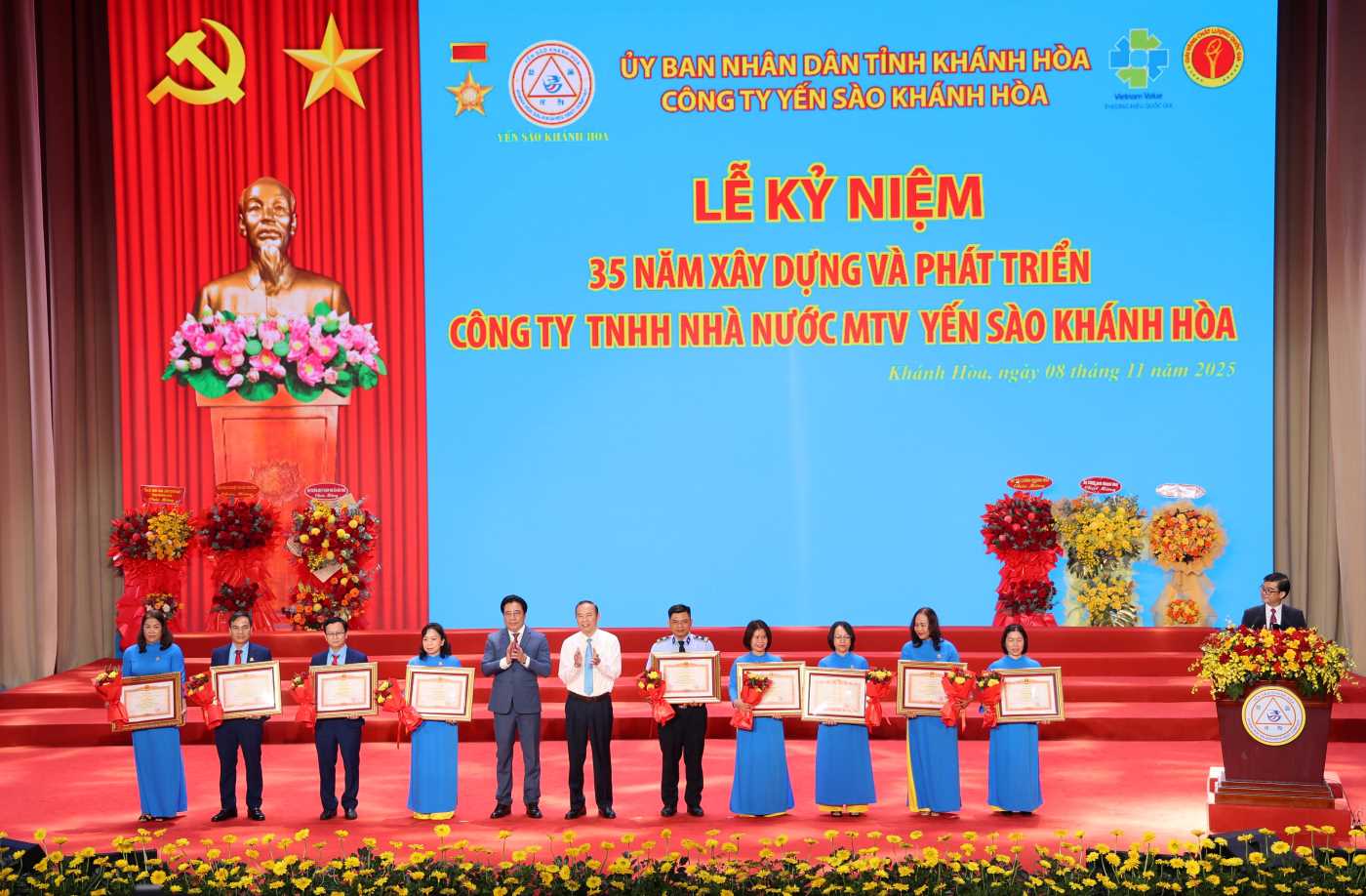 Ong Phung Duc Tien, Thu truong Bo Nong nghiep va Moi truong; ong Nguyen Khac Toan, Chu tich UBND tinh Khanh Hoa tang bang khen cua Thu tuong Chinh phu cho 9 ca nhan. Anh: Phuong Linh