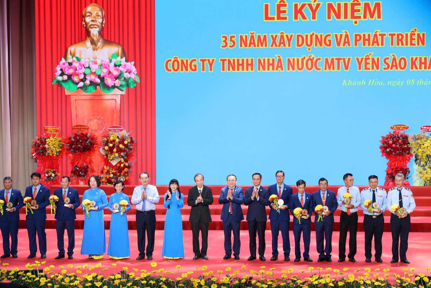 The Board of Directors of Khanh Hoa Salanganes Nest Company presented commemorative medals of gratitude to officers and employees on the occasion of the 35th anniversary of its establishment. Photo: Phuong Linh