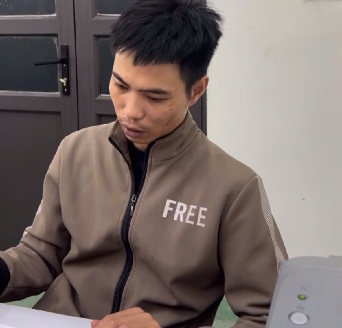 Đối tượng Phạm Quang Linh làm việc tại Công an phường Vũ Phúc. Ảnh: Công an tỉnh Hưng Yên