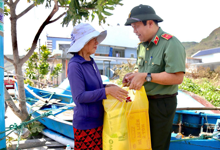 Major General Nguyen Hong Nguyen visited people after the storm. Photo: Ministry of Public Security