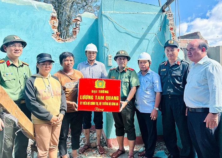 Doan cong tac tang qua nguoi dan gap kho khan. Anh: Bo Cong an