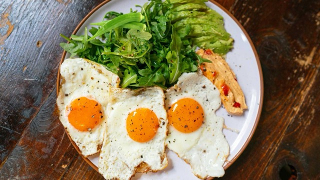 Combining eggs with green vegetables will help slow down the absorption of starch, supporting effective fat loss. Photo: Minh Quang