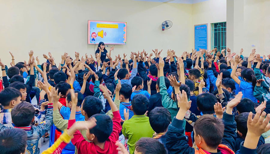 When the highland lectures blend with the pace of technology. Photo: Vuong Tuoi