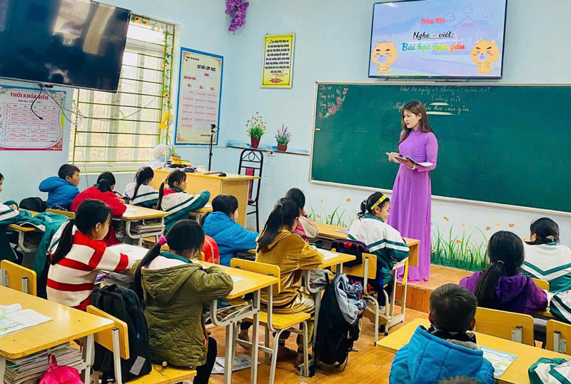 Co giao tre tan tam voi hoc sinh vung cao. Anh: Vuong Tuoi