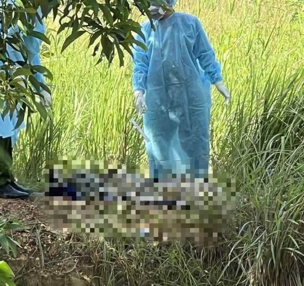 Lực lượng chức năng khám nghiệm tử thi để làm rõ nguyên nhân nạn nhân tử vong. Ảnh: Phạm Duy 