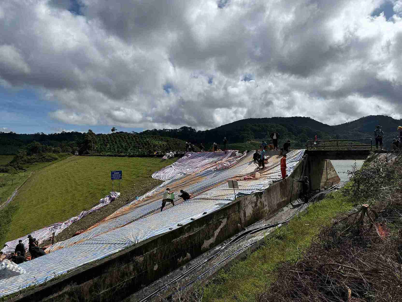 Cac luc luong tap trung gia co than dap thuy loi Cay An. Anh: Phuc Khanh