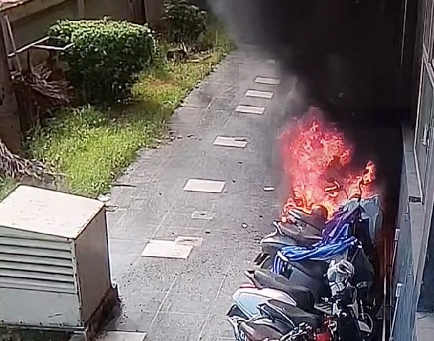 Hinh anh tu camera an ninh cho thay ngon lua boc len tu mot xe dien dang sac trong khu vuc tram sac tai tang 1 toa nha. Anh: Trich xuat Camera