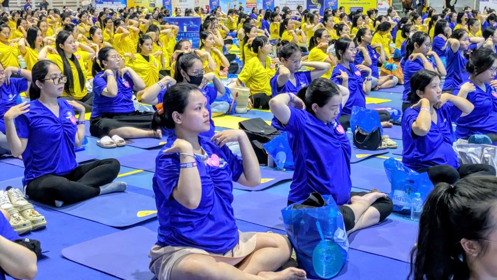 Cac me bau thuc hien nhung dong tac yoga co ban trong khong khi tran day nang luong.