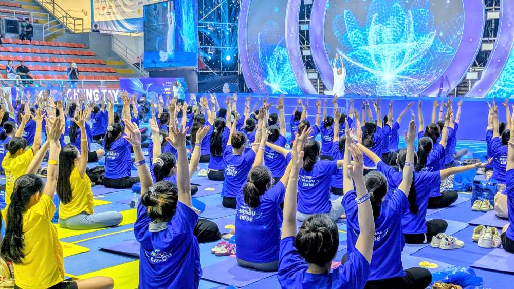 Khoanh khac hang nghin me bau cung gio tay chao, khep lai man dong dien day cam xuc. Ảnh: Anh Tu