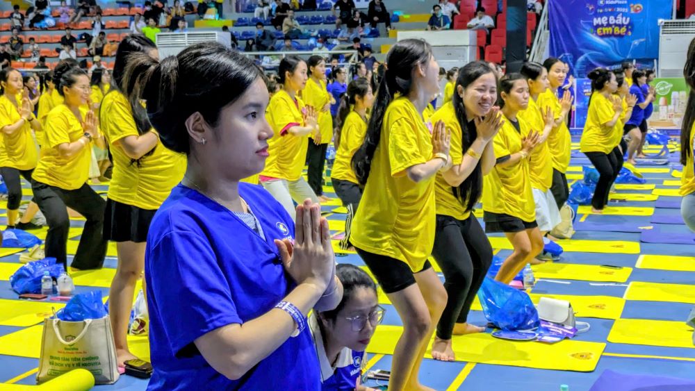 Tham gia dong dien yoga la nhung me bau trong nhieu do tuoi khac nhau va dang mang thai tu 4-9 thang. Ảnh: Anh Tu