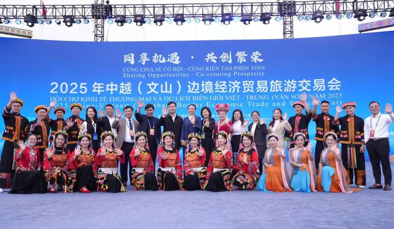 The delegation of the Department of Culture, Sports and Tourism of Tuyen Quang attended the opening of the Vietnam - China Border Trade and Tourism Fair in 2025. Photo: Viet Bac