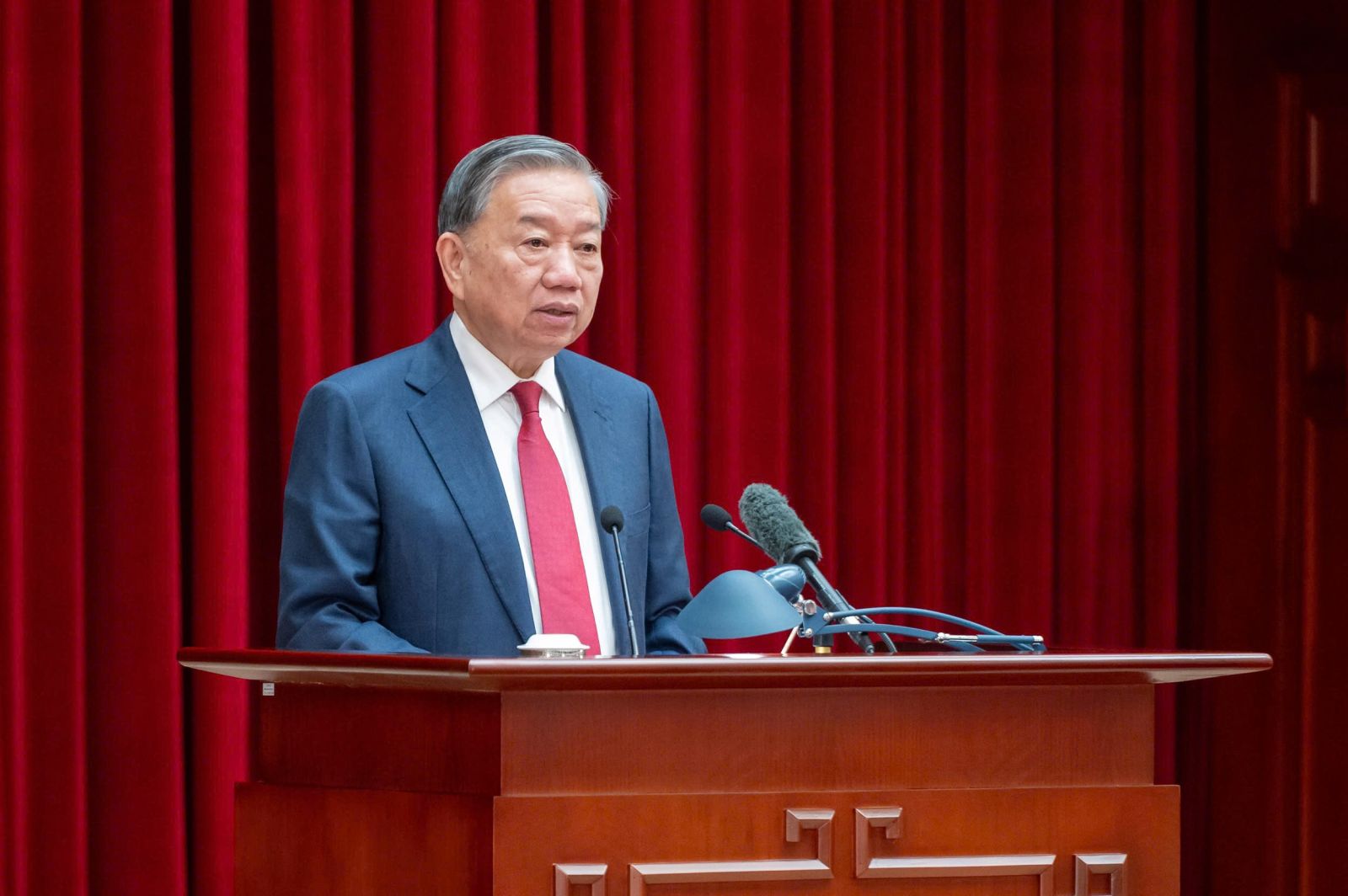 According to Conclusion 203 signed and issued by General Secretary To Lam, the Politburo requested to start a number of important projects in the fields of transportation, energy, infrastructure such as international railway project, nuclear power... from the beginning of 2026. Photo: Hien Hoa