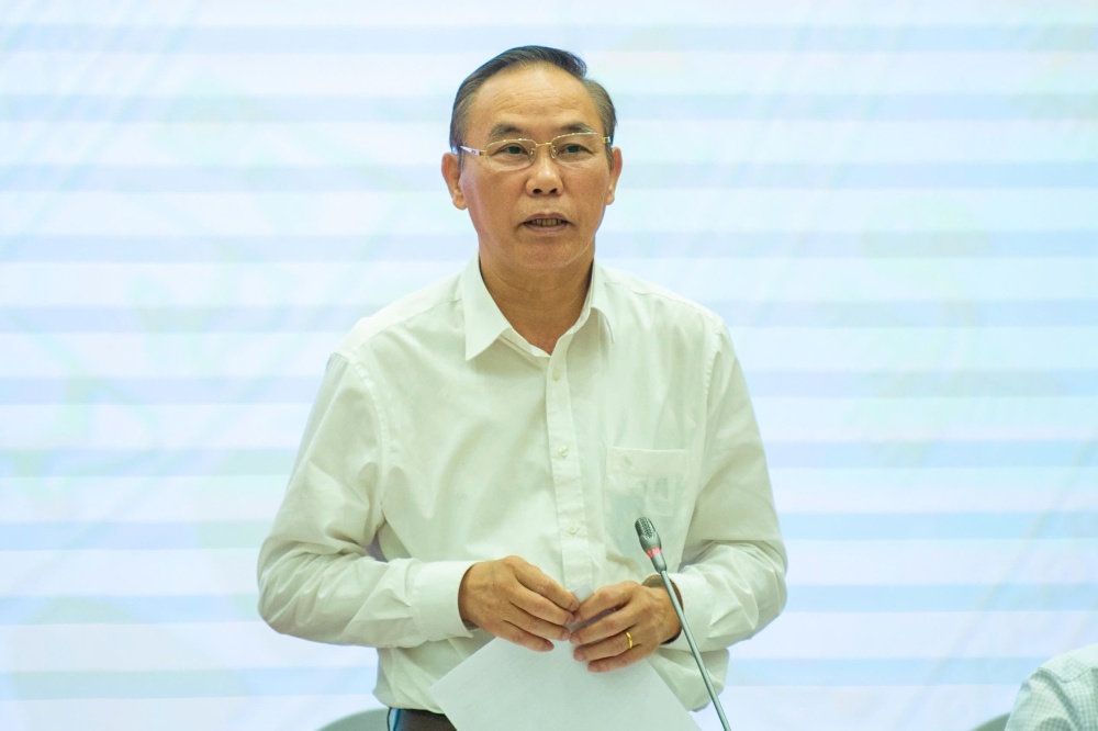 Deputy Minister of Agriculture and Environment Phung Duc Tien answered the press about the flood prevention program. Photo: Pham Dong