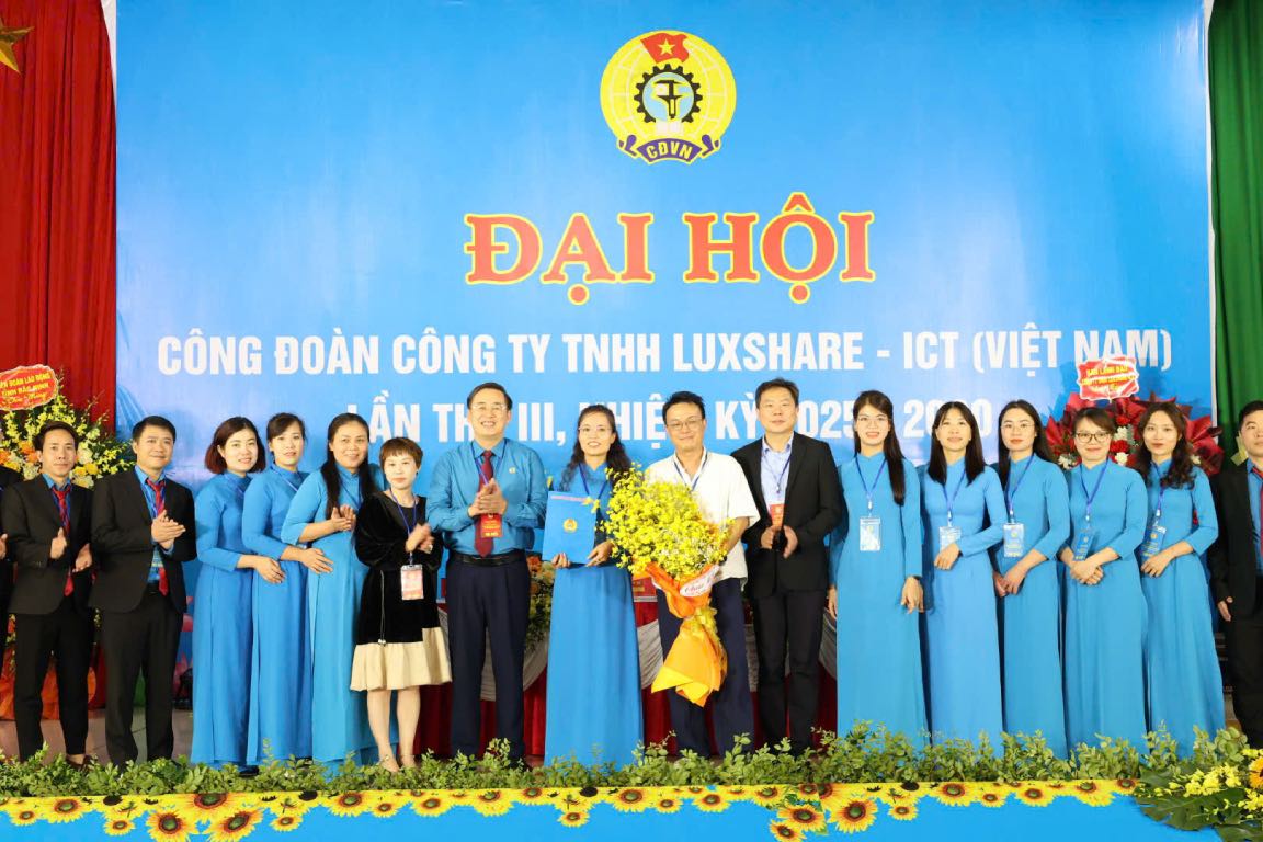 The leaders of the Bac Ninh Provincial Federation of Labor presented the decision to the new term grassroots union executive committee. Photo: Quyet Chien