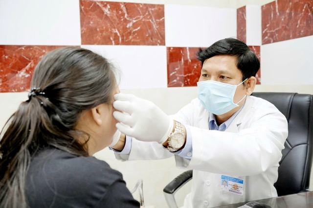 Doctor Doan Van Loi Em is examining the patient's postpartum hives. Photo: Lan Anh