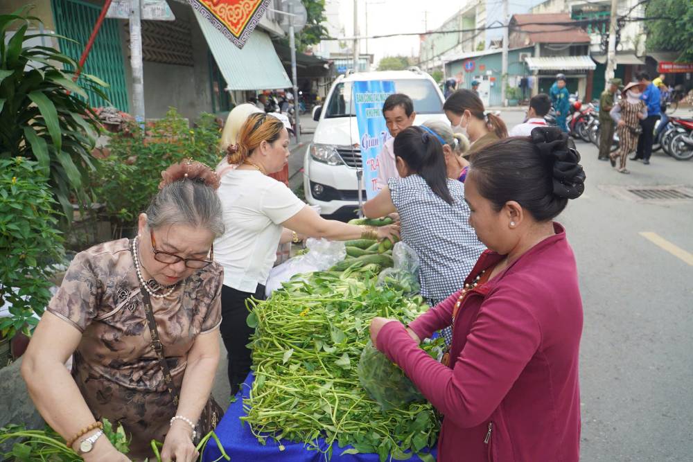 Ngay hoi hom nay cung la dip de nguoi dan khu pho 13 va 14, phuong Phu Dinh cung tham gia cac cuoc thi, gian hang va tro choi dan gian, tao khong khi vui tuoi, gan ket cong dong, that chat tinh doan ket giua cac ho dan. Anh: Thai Bao.