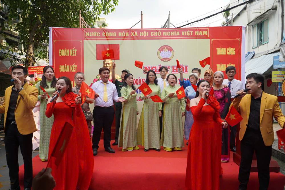 Ngay hoi nham phat huy suc manh khoi dai doan ket toan dan, gop phan thuc hien hieu qua cac nghi quyet cua Dang, chao mung Dai hoi Dang toan quoc lan thu XIV va Dai hoi MTTQ Viet Nam lan thu XI. Anh: Thai Bao.