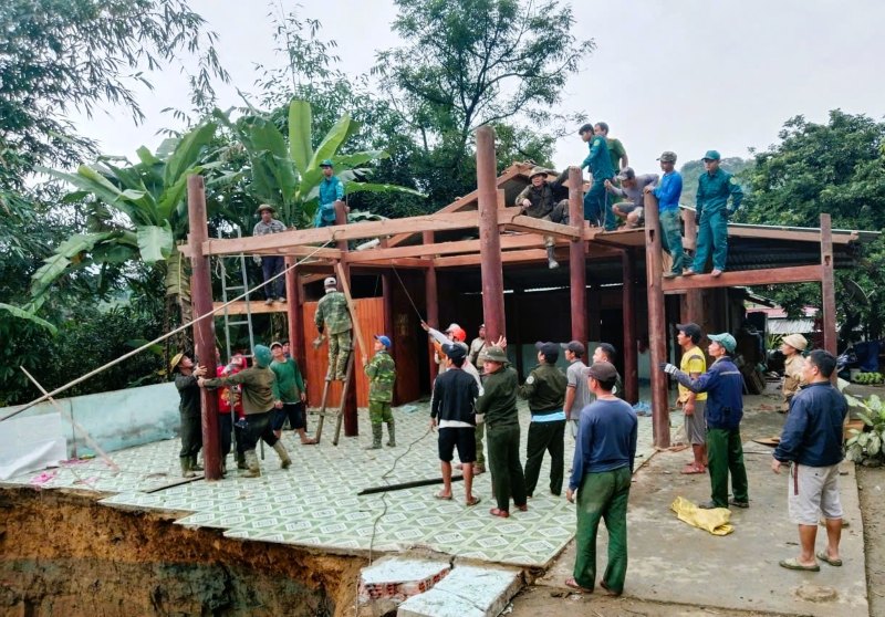 Xa Nam Giang, TP.Da Nang ho tro nguoi dan di doi nha ra khoi khu vuc sat lo. Anh: Truong An