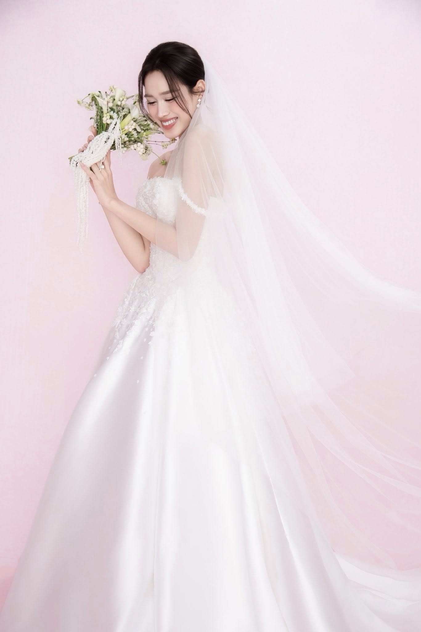 Hoa hau Viet Nam 2020 dien vay cuoi tinh te, ton tron uu the hinh the voi chieu cao ly tuong va vong eo con kien.