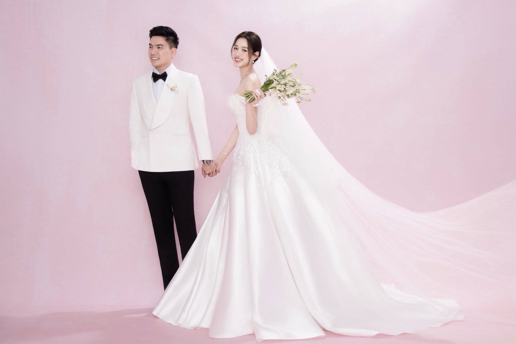 Truoc khi ve chung nha, Do Thi Ha va Viet Vuong yeu nhau kin tieng. Chi toi khi to chuc dam hoi, nang hau moi cong khai dien mao ban trai.