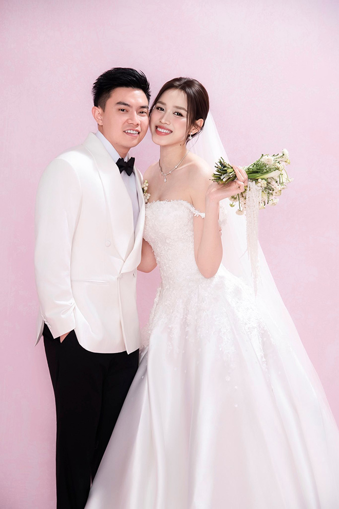 Nhung bo hoa tuoi duoc cap doi su dung xuyen suot trong cac concept, tao nen tong the vua sang trong vua day cam xuc.