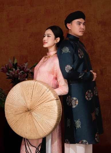 Trong mot concept khac, cap doi thay doi theo huong truyen thong voi phong nen do phia sau, tao cam giac am cung.