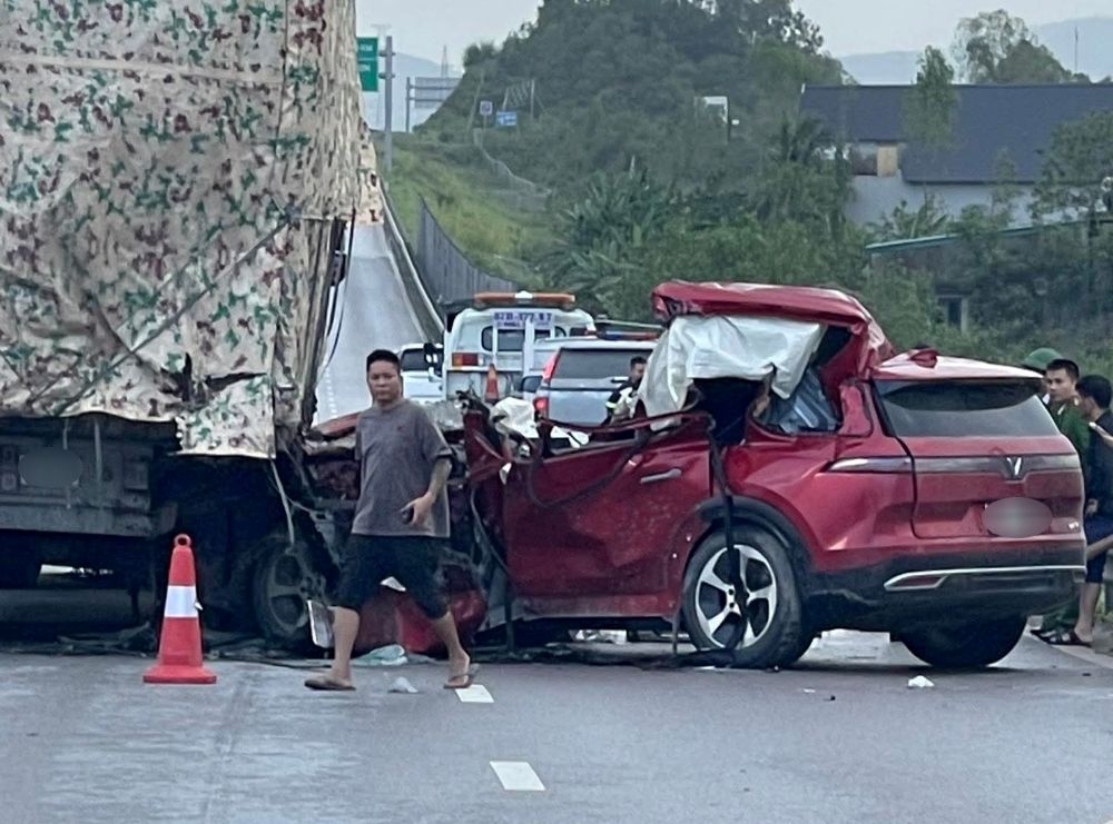 Hien truong vu tai nan giao thong nghiem trong tren cao toc (doan qua Thanh Hoa). Anh: Nguoi dan cung cap